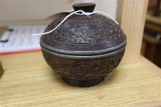 A Chinese coconut bowl and cover 11cm